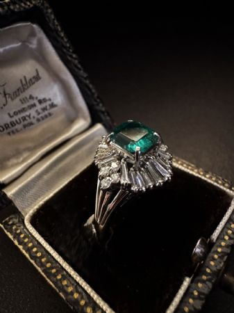 Anello  in  Platino  con   Smeraldo  e   Diamanti  