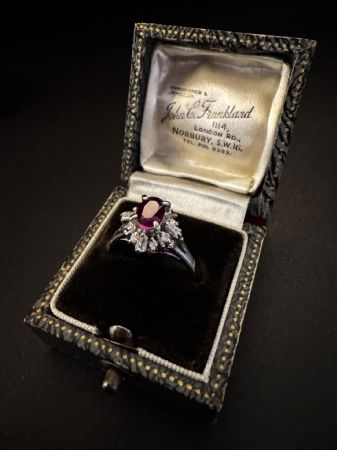 Anillo de Platino con Rubí y Diamantes