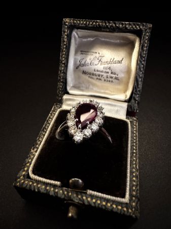 Anello  con  Rubino  a  goccia  e  Diamanti  