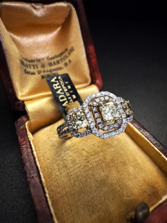 Anello  a  fascia  con    Diamanti   FANCY  color 