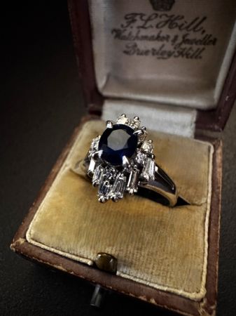Anello in  Platino  con  Zaffiro  e  Diamanti  