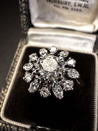Anello  con  Diamanti  centrale  0.90 ct.