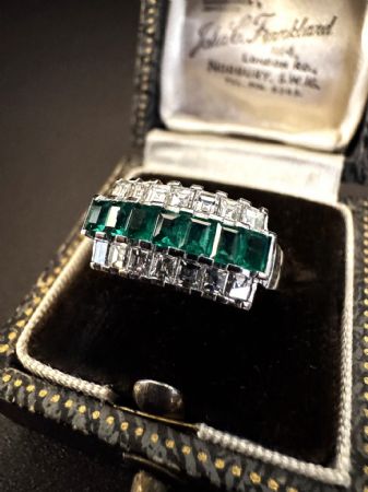 Bague en Platine avec Émeraudes et Diamants