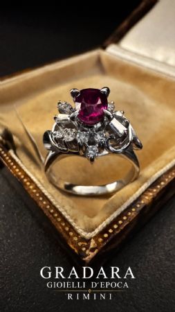 Ring mit Rubin und Diamanten
