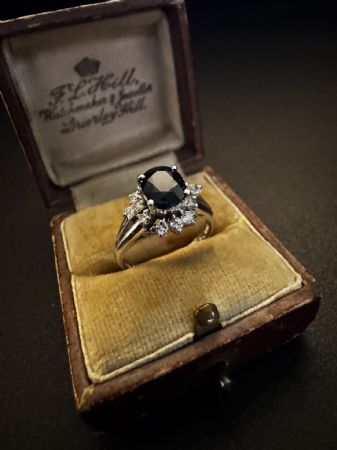 Anello  in  Platino  con  Zaffiro  e  Diamanti  