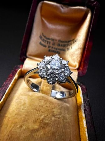 Anello  a  fiore  con  Diamanti 1.2 ct.