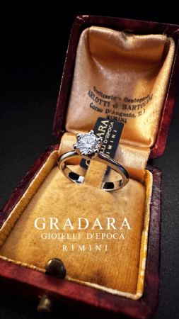 Anello solitario con  Diamante  0.53 ct.  