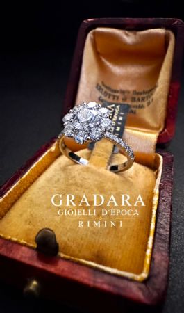 Anello a fiore  con  Diamanti 