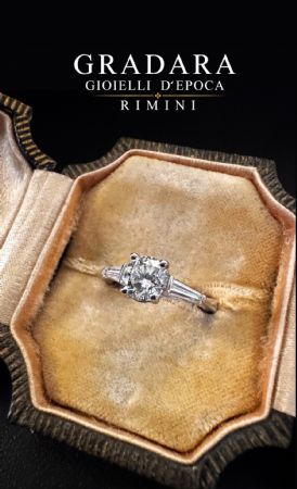 Anello Solitario in Oro Bianco con Diamanti