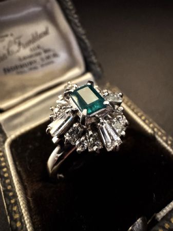 Bague en platine avec émeraude et diamants