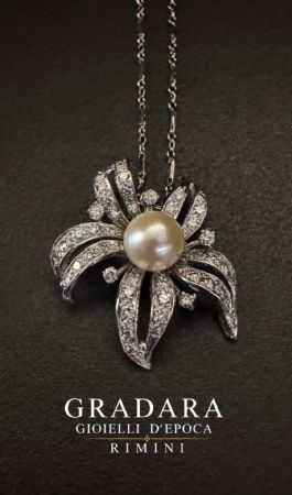 Colgante con Perla y Diamantes.