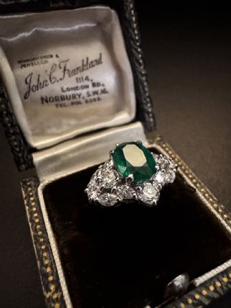 Anello  in  Platino  con Smeraldo  e  Diamanti 