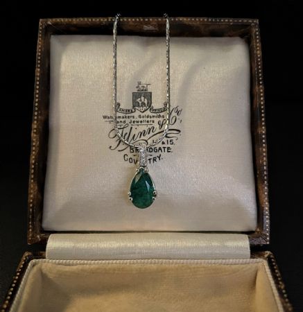 Tropfenförmiger Smaragdanhänger 1,30 ct.