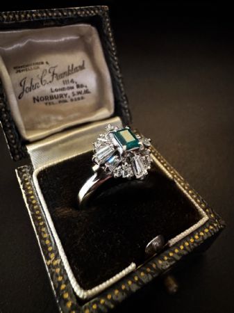 Anello  in  Platino  con Smeraldo  e  Diamanti 