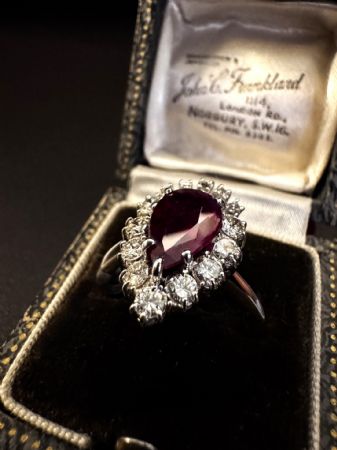 Anello  con  Rubino  a  goccia  e  Diamanti  