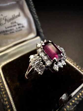 Anello  in  Platino  con  Rubino  e  Diamanti  