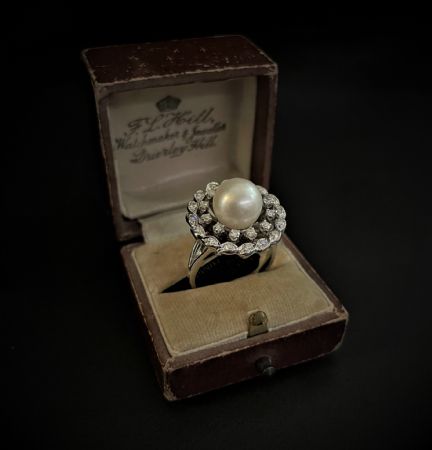 Anillo con Perla de 8.5 mm y Diamantes de 1 ct.