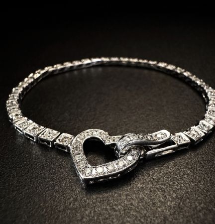 Bracciale  tennis  in  oro  bianco  con  chiusura a cuore 