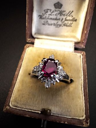 Anillo de Platino con Rubí y Diamantes