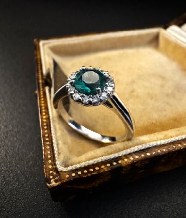 Ring with Emerald and Diamonds